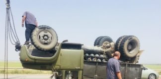 ავტოსაგზაო შემთხვევის შედეგად სატვირთო ავტომობილი ამოტრიალდა (+ფოტოები)