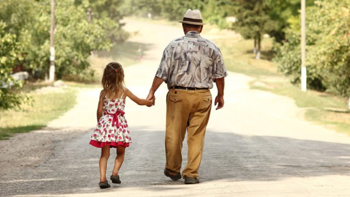 080716_grandfather_granddaughter