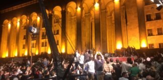 აქციის მონაწილეები პარლამენტში შეჭრას ცდილობენ