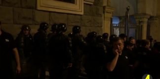 პოლიციის დამატებითი ძალები პარლამენტის შენობასთან (ვიდეო)