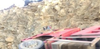 ავტოსაგზაო შემთხვევის შედეგად სატვირთო ავტომობილი ამოტრიალდა