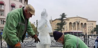 პატარა ბიჭუნას მეგობარი გოგონას სკულპტურა ამ წუთებში იდგმება