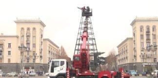 რუსთავის მთავარ მოედანზე ნაძვის ხე აიღეს