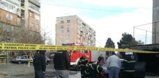 ლეონიძის ქუჩაზე ავტომანქანას ცეცხლი გაუჩნდა