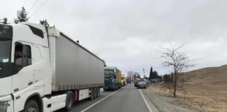 მოსახლეობამ გზა გადაკეტა-თბილისი-წითელი ხიდის გზაზე მოძრაობა შეზღუდულია