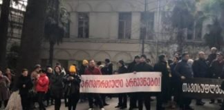 აქციის მონაწილეებმა უმრავლესობის დეპუტატებისთვის „სირცხვილის კორიდორი“ მოაწყვეს