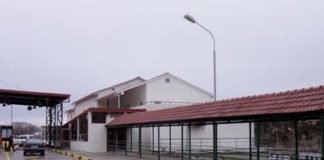 წითელი ხიდის სასაზღვრო გამშვებ პუნქტზე საქართველოში შემომსვლელ ადამიანებს ამოწმებენ