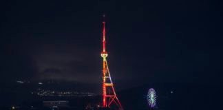 თბილისის ანძა ესპანეთის დროშის ფერებში განათდა