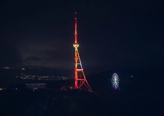 თბილისის ანძა ესპანეთის დროშის ფერებში განათდა