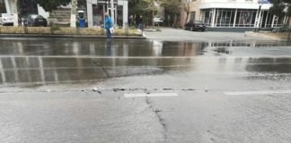 მეგობრობის გამზირი წყლის მილის დაზიანების გამო დაიტბორა