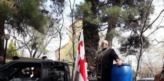 სასულიერო პირები რუსთავის ქუჩებს აკურთხებენ (+ფოტო)