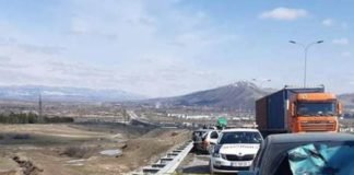 ავტომაგისტრალზე ერთმანეთს მსუბუქი ავტომობილი და სატვირთო შეეჯახნენ