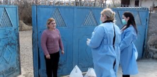 მარნეულში მოხალისეებმა სოციალური პაკეტები დაარიგეს