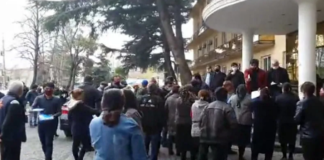 ხალხმრავლობა მარნეულის მერიასთან