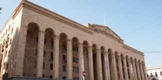 პარლამენტში მისულ დეპუტატებსა და აპარატის თანამშრომლებს ტემპერატურას უზომავენ