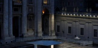 რომის პაპმა წმინდა პეტრეს ცარიელ მოედანზე ლოცვა აღავლინა