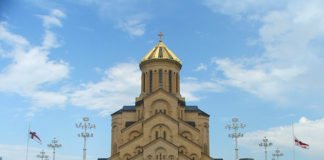 პატრიარქის ბრძანებით, სასულიერო პირები თბილისის ქუჩებს აკურთხებენ