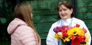 პატიმრებმა ექიმებს მათ მიერ მოყვანილი ყვავილების თაიგულები გაუგზავნეს