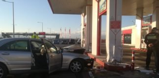 რუსთავის შემოსასვლელში მსუბუქი ავტომობილი ბენზინგასამართ სადგურს შეეჯახა(+ფოტო)