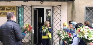 ბოლნისში ექიმებს მადლობის ნიშნად ყვავილები გადასცეს