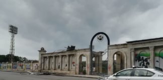 ძლიერმა ქარმა რუსთავის ცენტრალურ სტადიონს სახურავი გადახადა