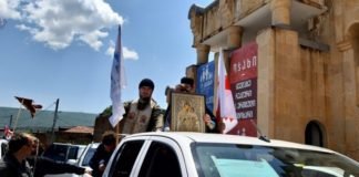 სასულიერო პირები ქუჩებში გადააადგილდებიან და მოსახლეობას ლოცავენ