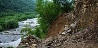 ადიდებულმა მდინარემ საავტომობილო გზის ცენტრალური მაგისტრალი დააზიანა