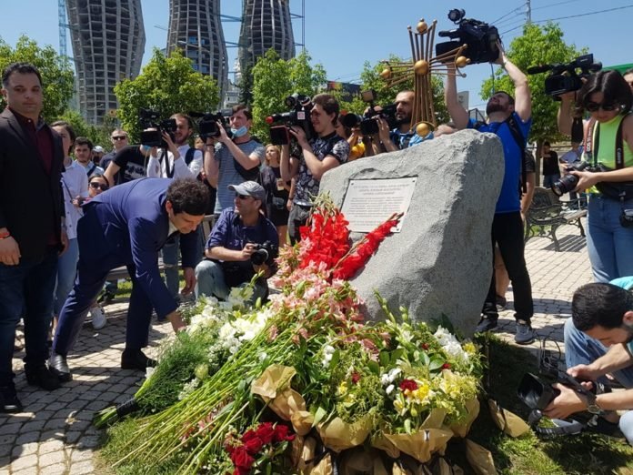 1592034446-მემორიალი-ყვავილები