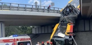 ავტობუსი ხიდიდან გადავარდა