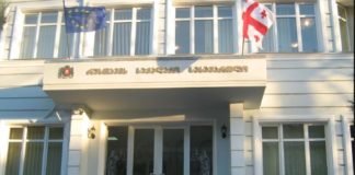 რუსთავის საქალაქო სასამართლოში ხმაური იყო-რატომ მიიყენა თვითდაზიანებები ბრალდებულმა?!