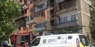 რუსთავში, საცხოვრებელი კორპუსის სადარბაზოში ხანძარია