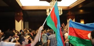 ბაქოში მოქალაქეები პარლამენტში შეიჭრნენ