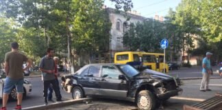 რუსთაველის ქუჩაზე ავტოსაგზაო შემთხვევა მოხდა(+ფოტო)
