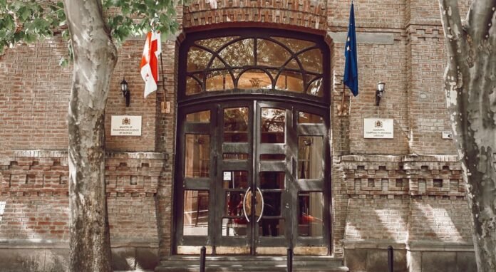 ganatlebis saministro