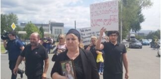 თამარ ბაჩალიაშვილის ოჯახის წევრები ამერიკის საელჩოსთან აქციას მართავენ