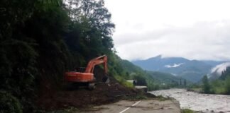 გზების დეპარტამენტი – მაღალი გამავლობის მანქანების მიმოსვლა რაჭის  სოფლებთან აღდგენილია