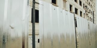 მეთვრამეტე მიკრორაიონში ავარიული კორპუსი შემოიღობა