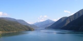 ჟინვალთან სამშენებლო მასალით დატვირთული სატვირთო მანქანა გადატრიალდა