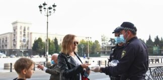 პოლიცია ვირუსის გავრცელების წინააღმდეგ წესების დაცვას აკონტროლებს