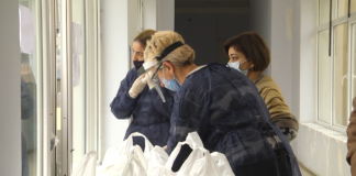 რუსთავის ბაღების აღსაზრდელებს საკვებ პროდუქტებს ურიგებენ(+ვიდეო)