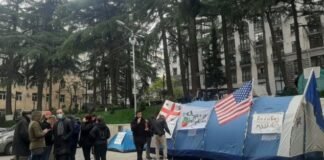 მოქალაქეებმა პარლამენტთან კარვები გაშალეს