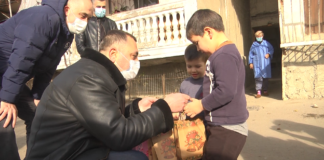 რუსთავის მერმა მრავალშვილიან ოჯახებს საახალწლოდ ტკბილეული გადასცა