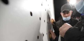 აქციის მონაწილეებმა ცესკო-ს შენობასთან კარტოფილი და კვერცხები მიიტანეს