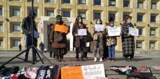 მთავრობის კანცელარიასთან კოვიდშეზღუდვების საპროტესტო აქცია იმართება