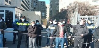 პროტესტი მერიასთან-მონაწილეები შენობასთან ჯაჭვებით გადაბმულები დგანან