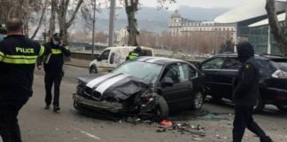 თბილისში ერთმანეთს 3 ავტომობილი შეეჯახა