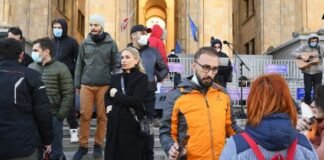 აქცია-პერფორმანსი რუსთაველზე: მონაწილეები შეზღუდვების შემსუბუქებას ითხოვენ