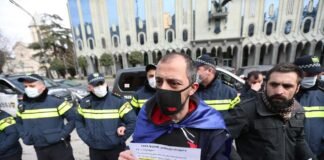 პარლამენტთან მიმდინარე აქციაზე ხუთი პირი დააკავეს