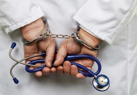 ანტიკორუფციულმა სააგენტომ კერძო კლინიკის 4 ექიმი პასუხისგებაში მისცა