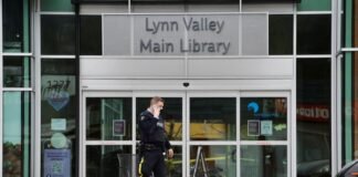 მამაკაცმა ხანჯლით ბიბლიოთეკაში შეჭრის შემდეგ ადამიანი მოკლა, ექვსი პირი დაჭრა